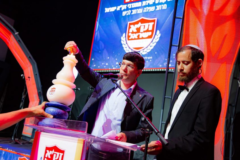 מנכ"ל זק"א ישראל, חזי שבקס, מדליק נר לזכר הנרצחים. צילום: חיים טוויטו