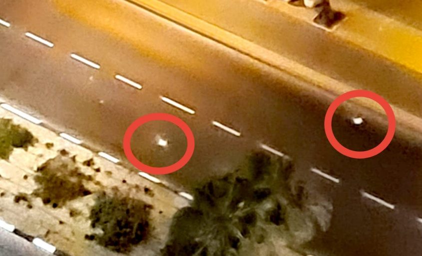 סימני האבנים שנפלו על הכביש