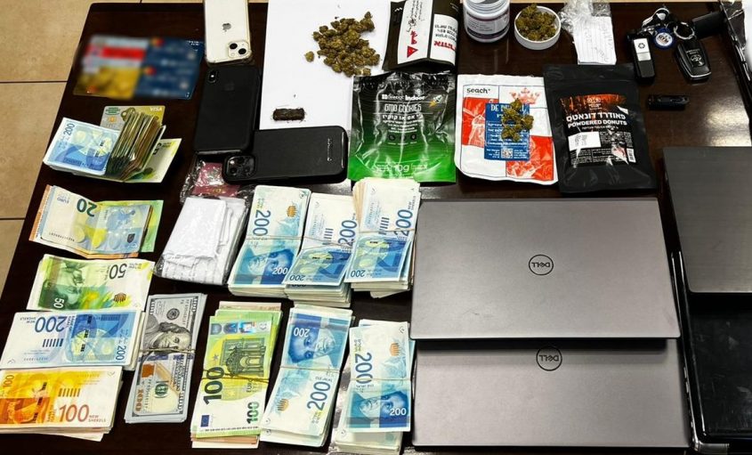 כסף וציוד שנתפס בפשיטה. צילום: דוברות המשטרה