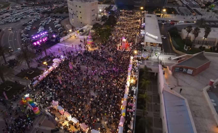 אלפי מבקרים בפסטיבל 'קרם דה לה קרם' באשדוד. צילום: מייק אדרי