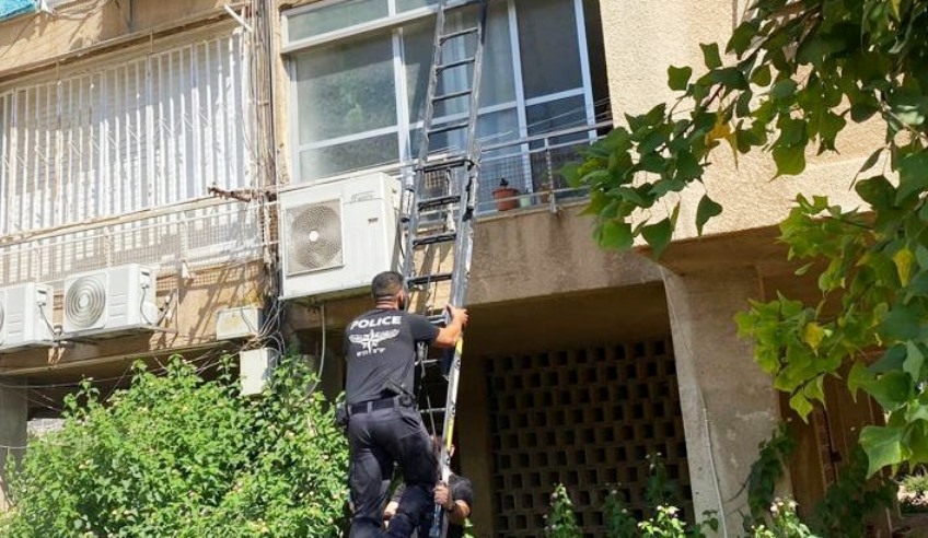 שוטר על סולם בדרך לדירה. צילום: דוברות המשטרה