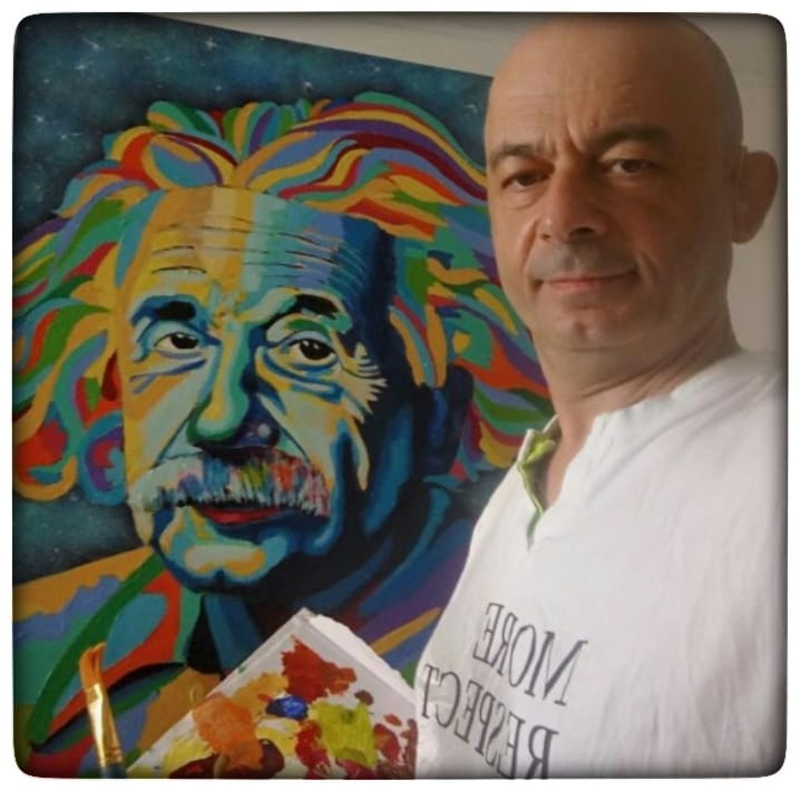 אמן מיכאל הרצל דוסטר עם ציור של אלברט איינשטיין