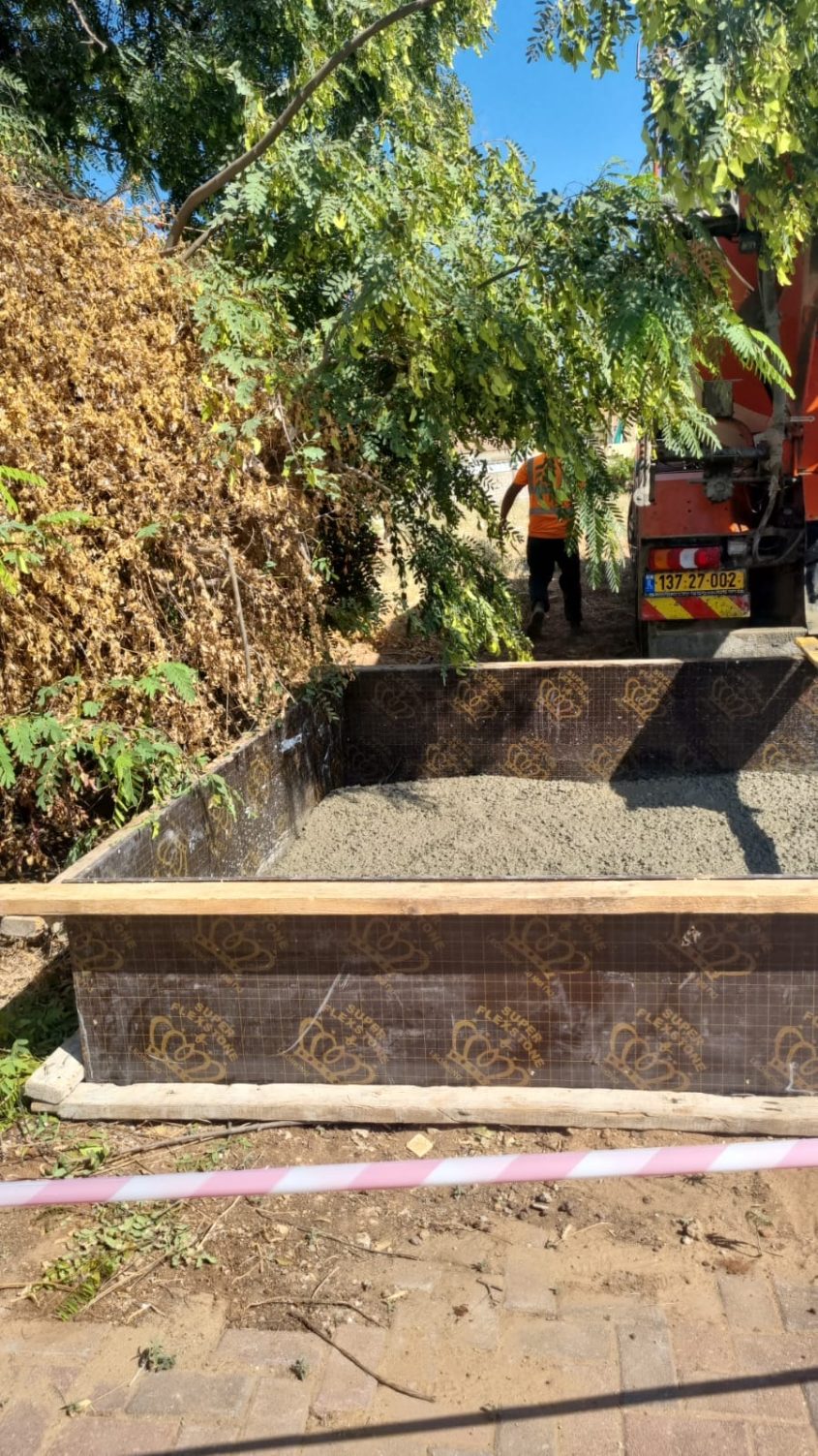 יציקת עמדות מסודרות לפינוי פסולת בגן יבנה. צילום: דוברות גן יבנה