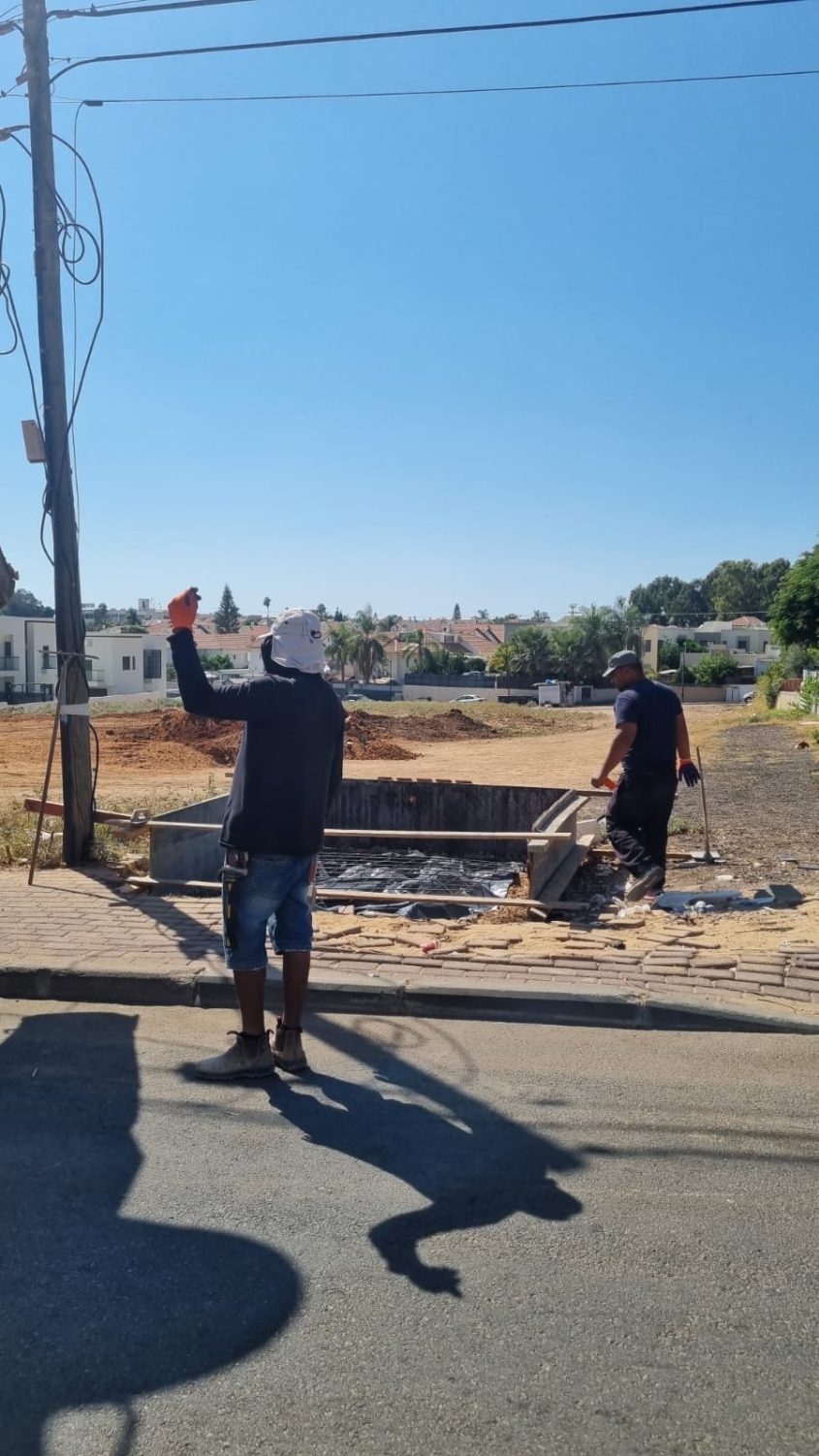 יציקת עמדות מסודרות לפינוי פסולת בגן יבנה. צילום: דוברות גן יבנה
