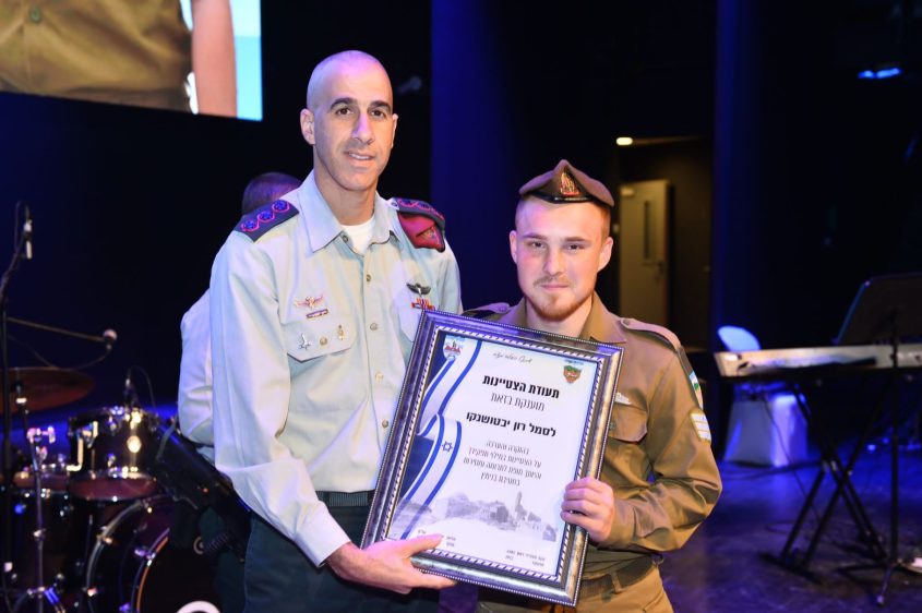 סמל רון יבטושנקו ומח"ט בנימין, אל"מ אליאב אלבז. בקבלת ההצטיינות. צילום: דובר צה"ל