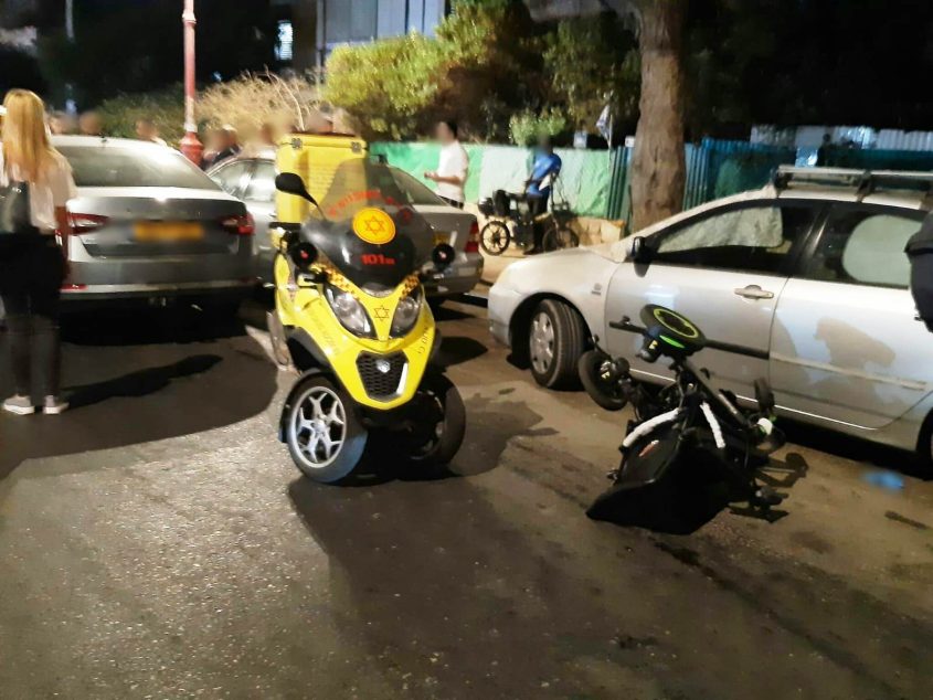 כיסא הגלגלים הפוך בזירת התאונה. צילום: ברוך הרשקוביץ תיעוד מבצעי מד"א