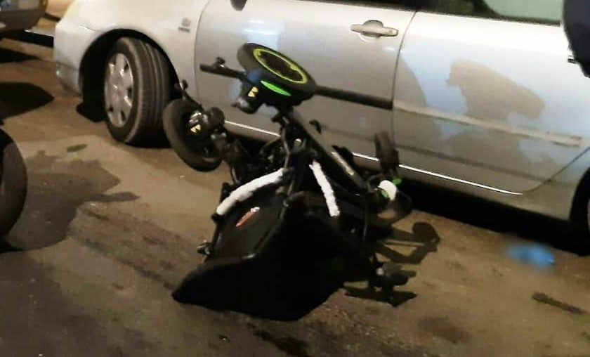 כיסא הגלגלים הפוך בזירת התאונה. צילום: ברוך הרשקוביץ תיעוד מבצעי מד"א