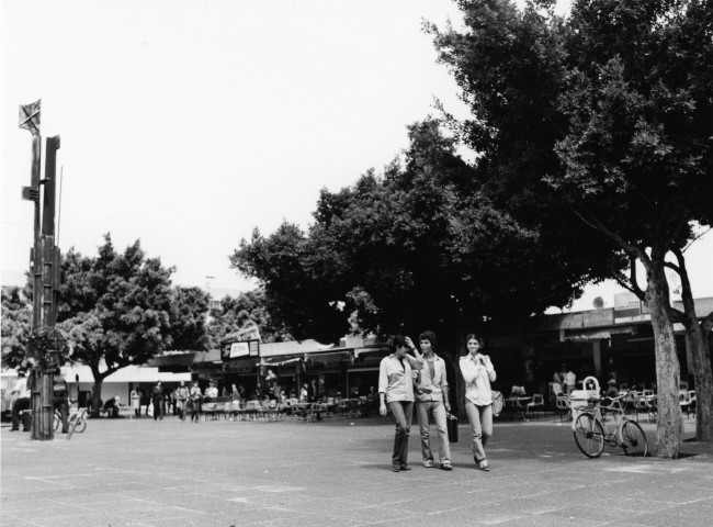 מרכז מסחרי רובע ב' - תחילת שנות השבעים- צילום באדיבות הארכיון העירוני לתולדות אשדוד