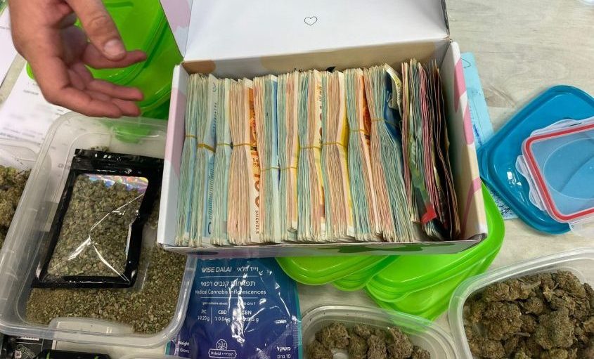 הכסף והסמים שנתפסו בבית. צילום: דוברות המשטרה