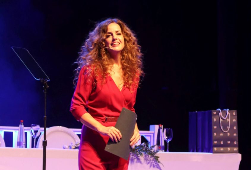 מנחת הטקס, גלית גיאת. צילום: שחר מרוז
