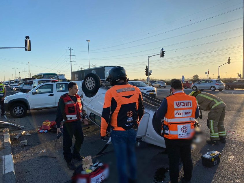 זירת התאונה בצומת גן יבנה. צילום: דוברות איחוד הצלה