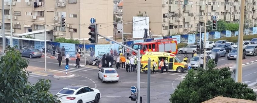 זירת התאונה בשד' הרב לוין. צילום: דוברות איחוד הצלה