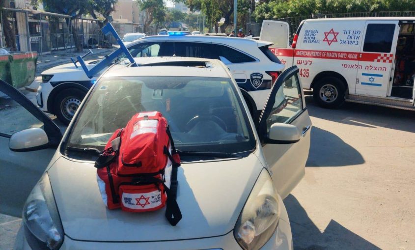 הברזל בתוך הרכב. צילום: דוברות מד"א