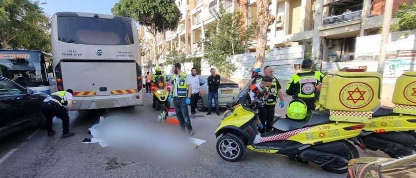 זירת התאונה הקטלנית ברחוב הפלמ"ח. צילום: דוברות מד"א