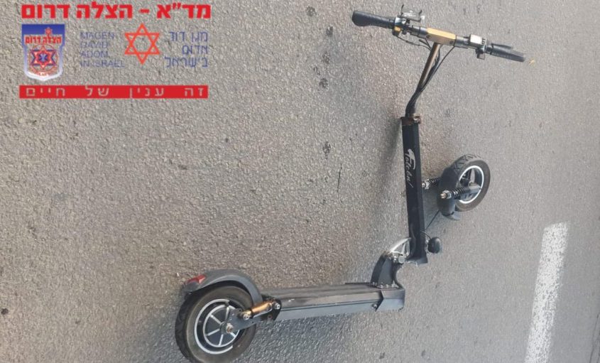 הקורקינט השבור בזירת זירת התאונה. צילום: מד"א הצלה דרום