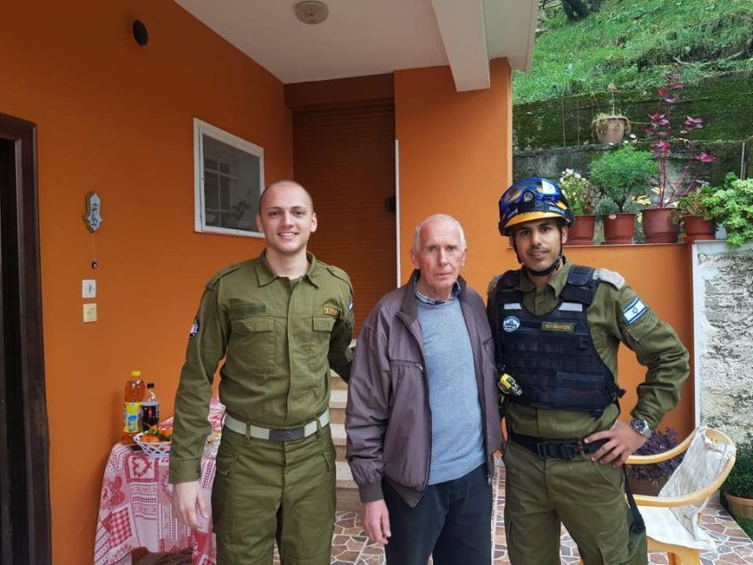 ניב אוחיון (בצד ימין), עם בעלי הבית שהציל באלבניה