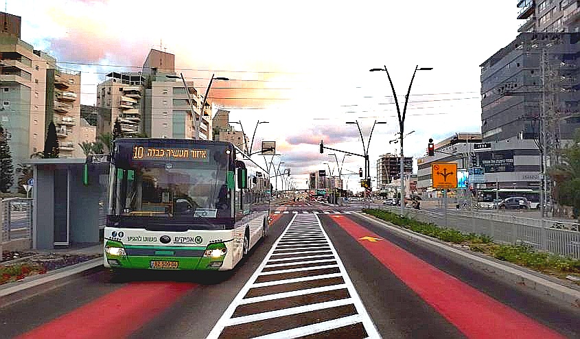 נתיב תחבורה ציבורית באשדוד. צילום: דור גפני