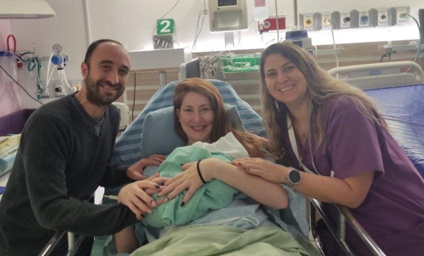 ליאורה גולדינפלד והתינוק החדש בבית החולים קפלן. צילום: דוברות ביה"ח קפלן