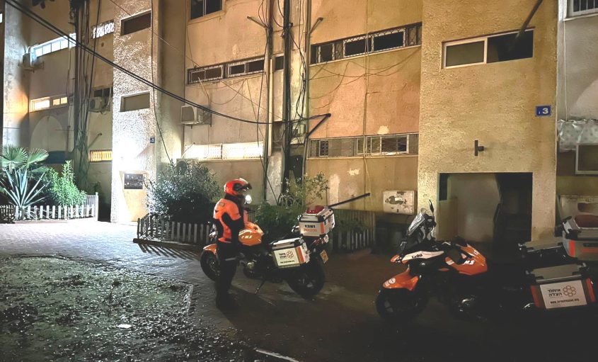 מחוץ לזירת הרצח. צילום: דוברות איחוד הצלה