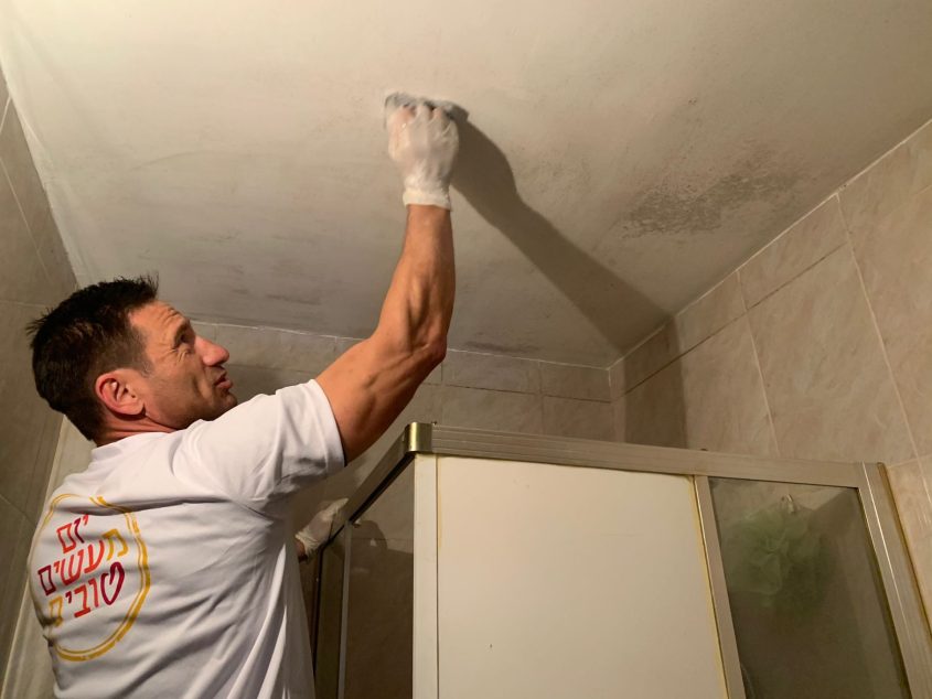 שוטר ימ"ר לכיש ביום המעשים הטובים. צילום: דוברות המשטרה