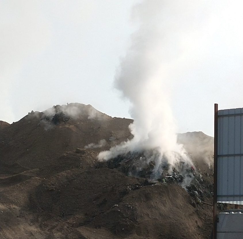 העשן שמיתמר מאתר הפסולת של קבוצת כראדי. צילום: יניר בן אריה, מפקח ינשופ