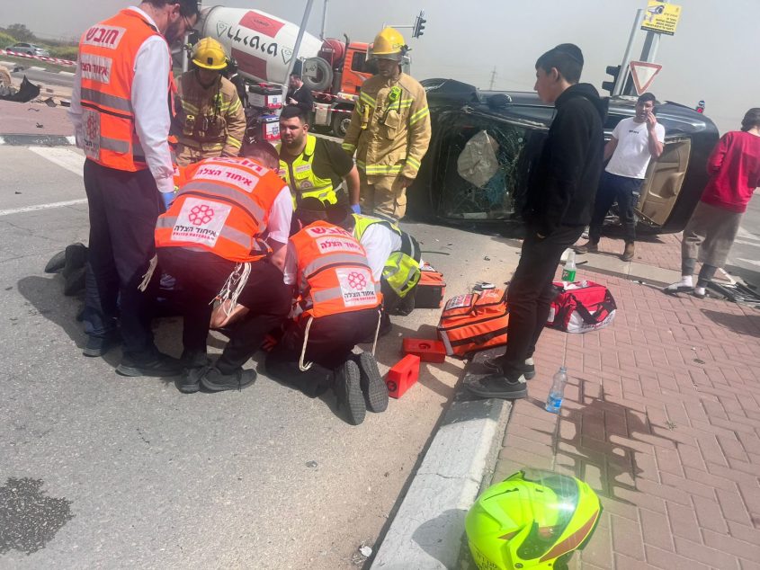 זירת התאונה עם הרכב הפרטי. צילום: דוברות איחוד הצלה