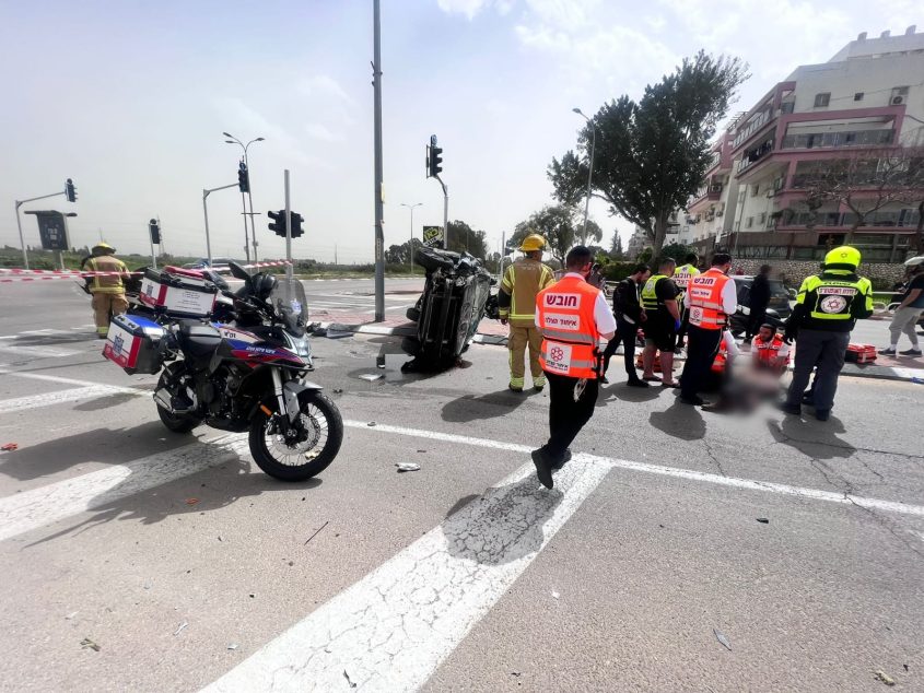 זירת התאונה עם הרכב הפרטי. צילום: דוברות איחוד הצלה