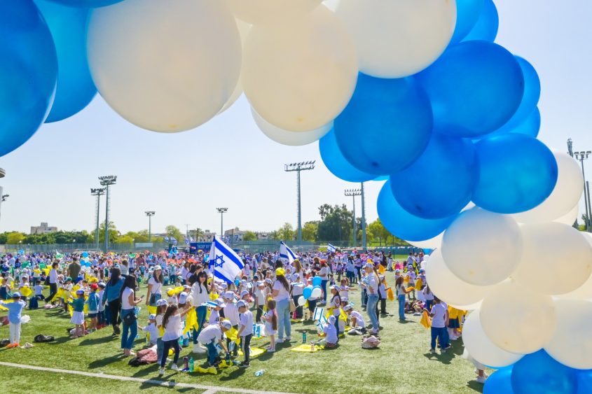 ילדי הגנים חוגגים עצמאות. צילום: אורי קריספין
