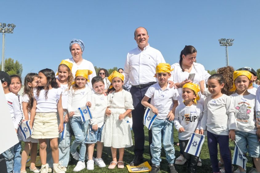 ילדי הגנים וראש העיר יחיאל לסרי, חוגגים עצמאות. צילום: אורי קריספין