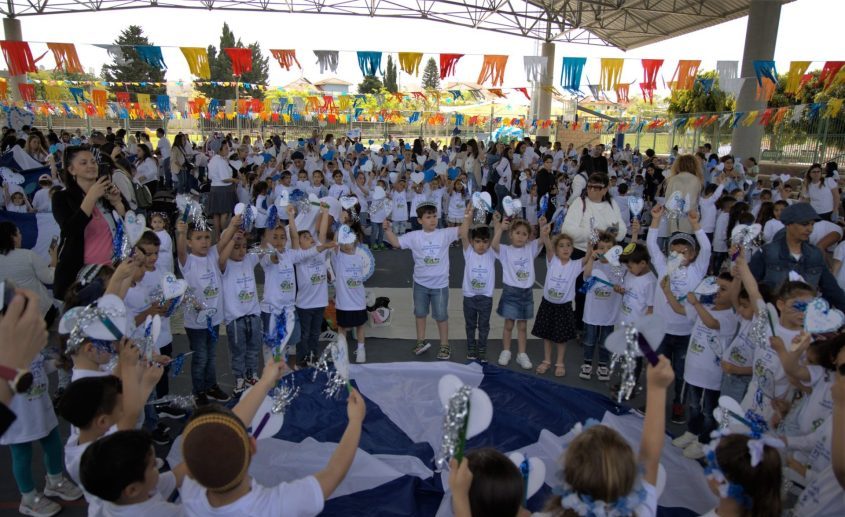 ילדי הגנים בחגיגת עצמאות בגן יבנה. צילום: דוברות המועצה