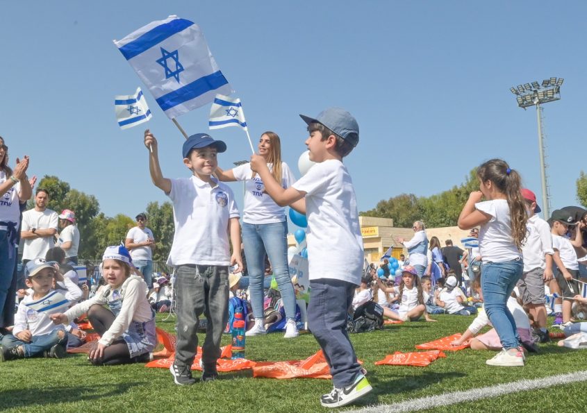 ילדי הגנים חוגגים עצמאות. צילום: אורי קריספין