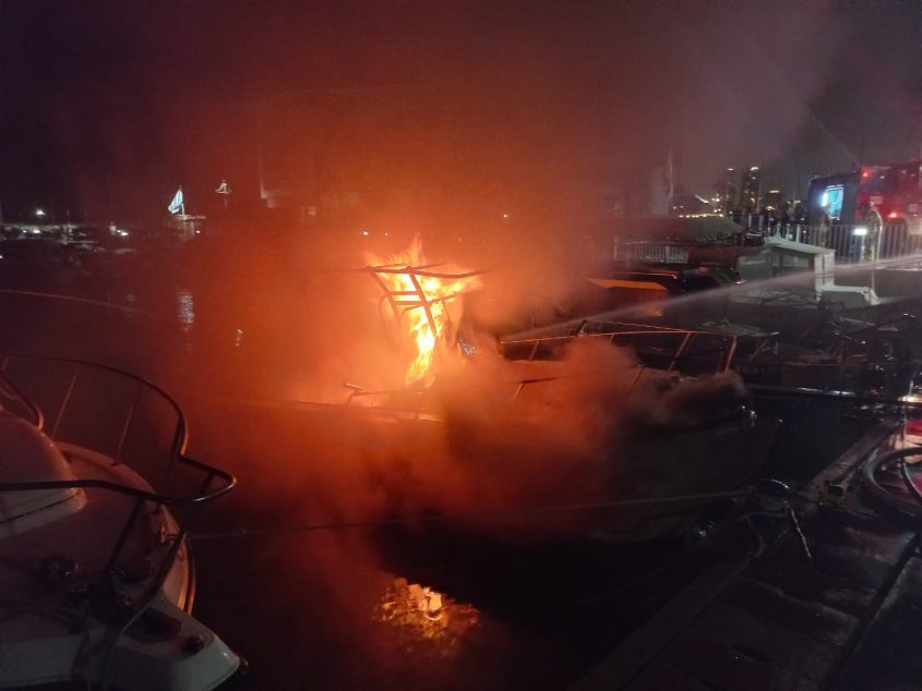 הסירה שעלתה באש. צילום: תיעוד מבצעי כבאות והצלה