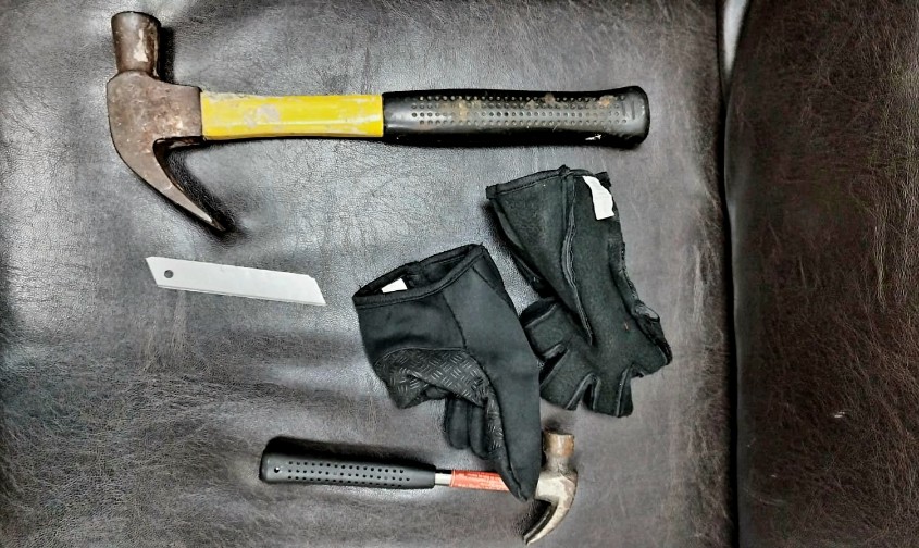 הפטישים והסכין עם בוצע, שוד, ע"פ החשד. צילום: דוברות המשטרה