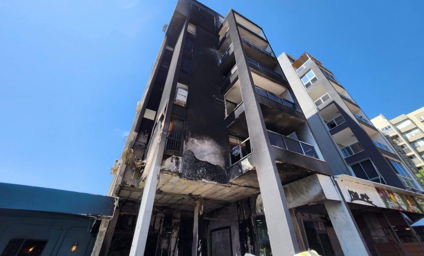 הנזק שנגרם לבניין בעקבות ההצתה גורילה