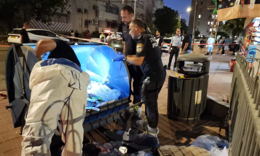 חוקרי המשטרה בזירת האירוע ברחוב אבן גבירול. צילום: דוברות המשטרה