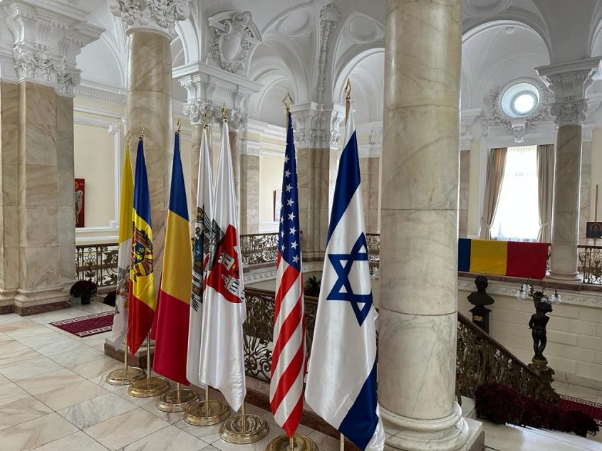 דגל ישראל מונף מעל עיריית יאשי ברומניה
