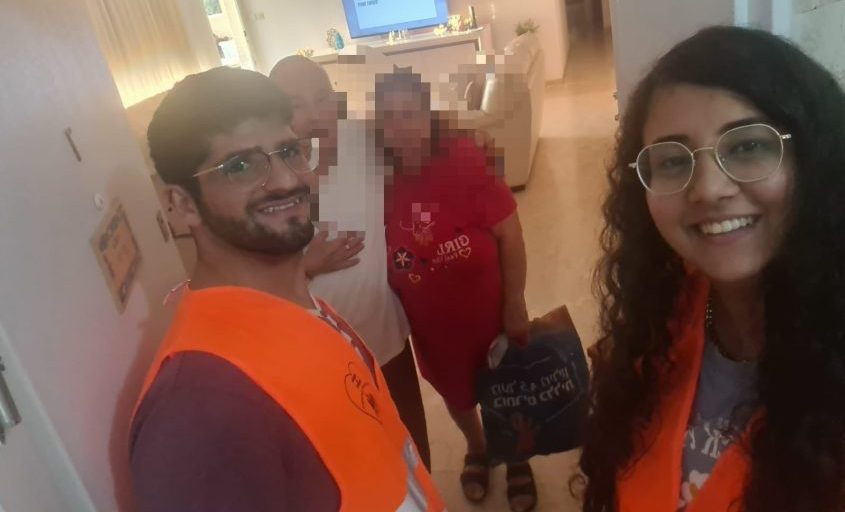 מתנדבי ועובדי עיריית אשדוד מסייעים לתושבים ותיקים