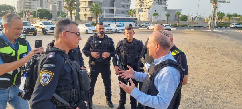 שוטרי תחנת אשדוד ברחבת העירייה