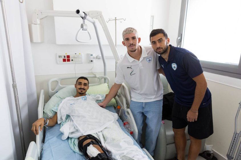 שחקני כדורגל בביקור פצועים באסותא אשדוד