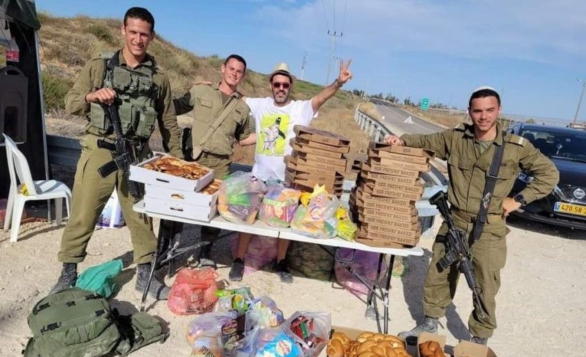 חיילים בשטח עם מוצרים שנשלחו ממטה האיסוף של ברק סרי