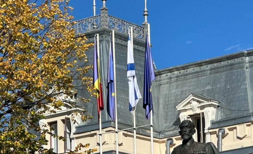 דגל ישראל מונף מעל עיריית יאשי ברומניה