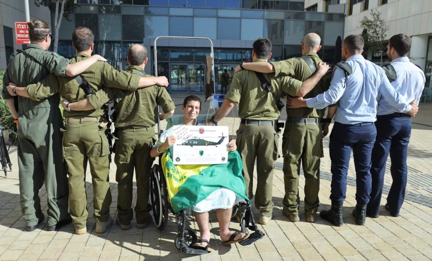 שוהם והצוות שחילץ אותו. צילום: דוברות אסותא אשדוד