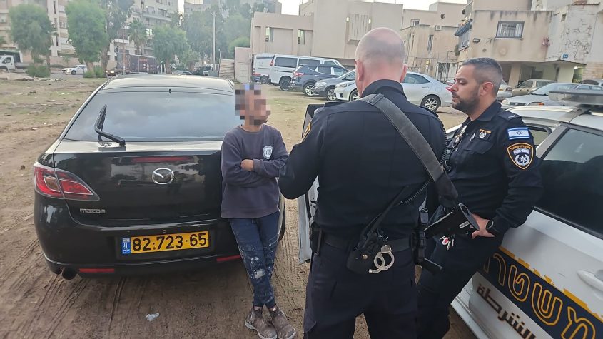 השוטרים מתשאלים את השב"ח בשטח
