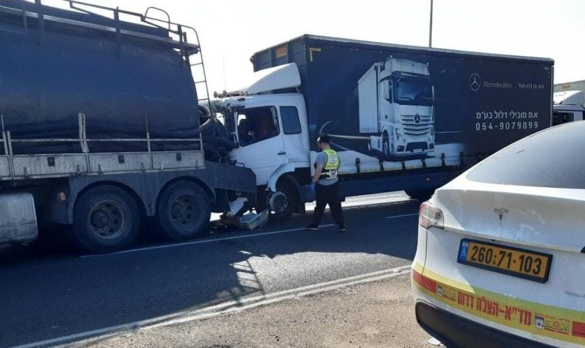 זירת התאונה בכביש 7. צילום: דוברות מד"א הצלה דרום