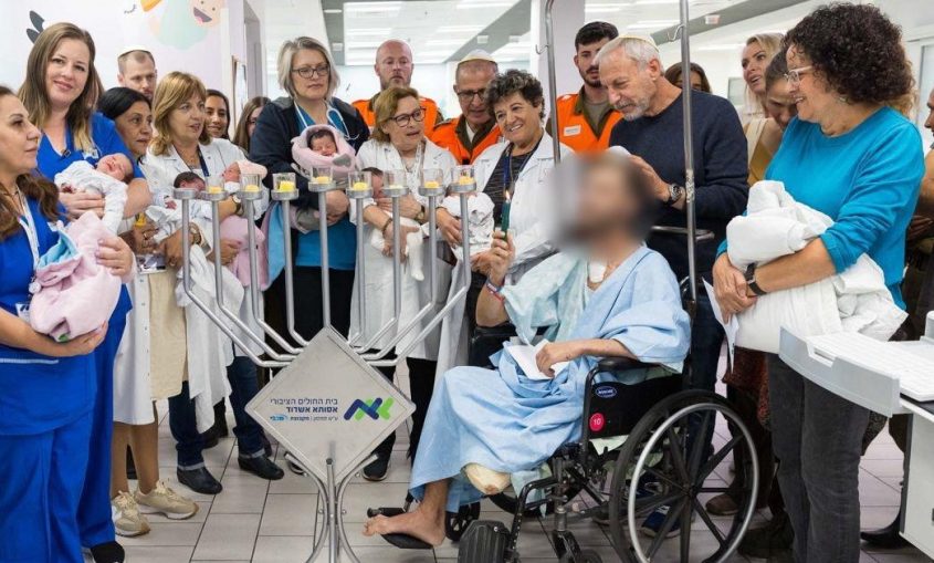 רס"ר במיל' י' מדליק נרות חנוכה
