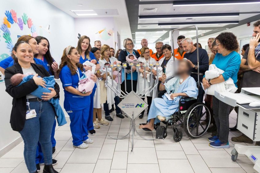 רס"ר במיל' י' מדליק נרות חנוכה