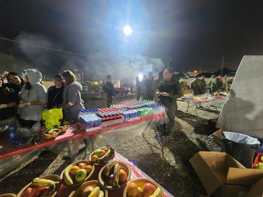 ארוחה לחיילי צהל מעובדי אדמה מכתשים