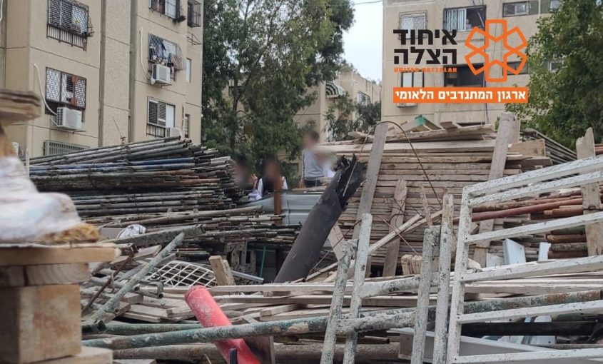 שבר רקטה שנפל באשדוד. צילום: דוברות איחוד הצלה