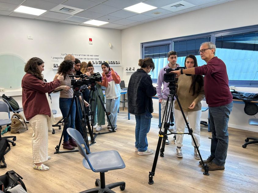 קלאודיו שטיינברג מלמד סוטדנטים צילום קולנועי במרכז פסגה באשדוד. צילום: יח"צ