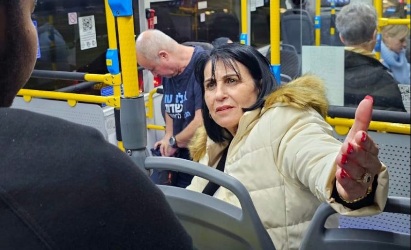 הלן גלבר בנסיעה באוטובוס באשדוד